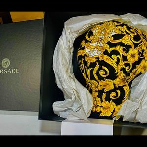 Versace Unisex
Barocco Hibiscus Print Hat.